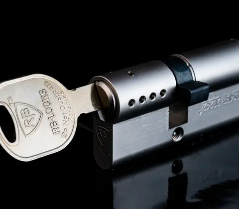 Vier mechanische Sicherheitszylinder im Vergleich — EVVA, KABA, Mul-T-Lock und Winkhaus