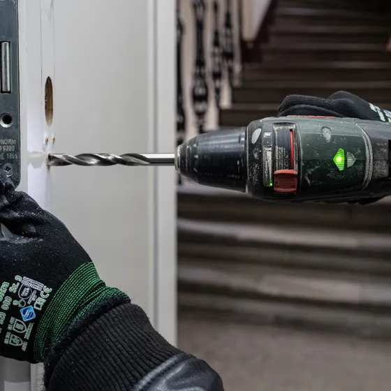 Mier Haimov bei der Montage eines Smart-Beschlags — KeyStar Schlüsseldienst Wien