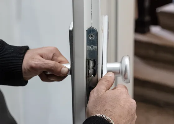 KeyStar Wien öffnet eine Wohnungstür im Notfall — schadenfreie Aufsperrtechnik