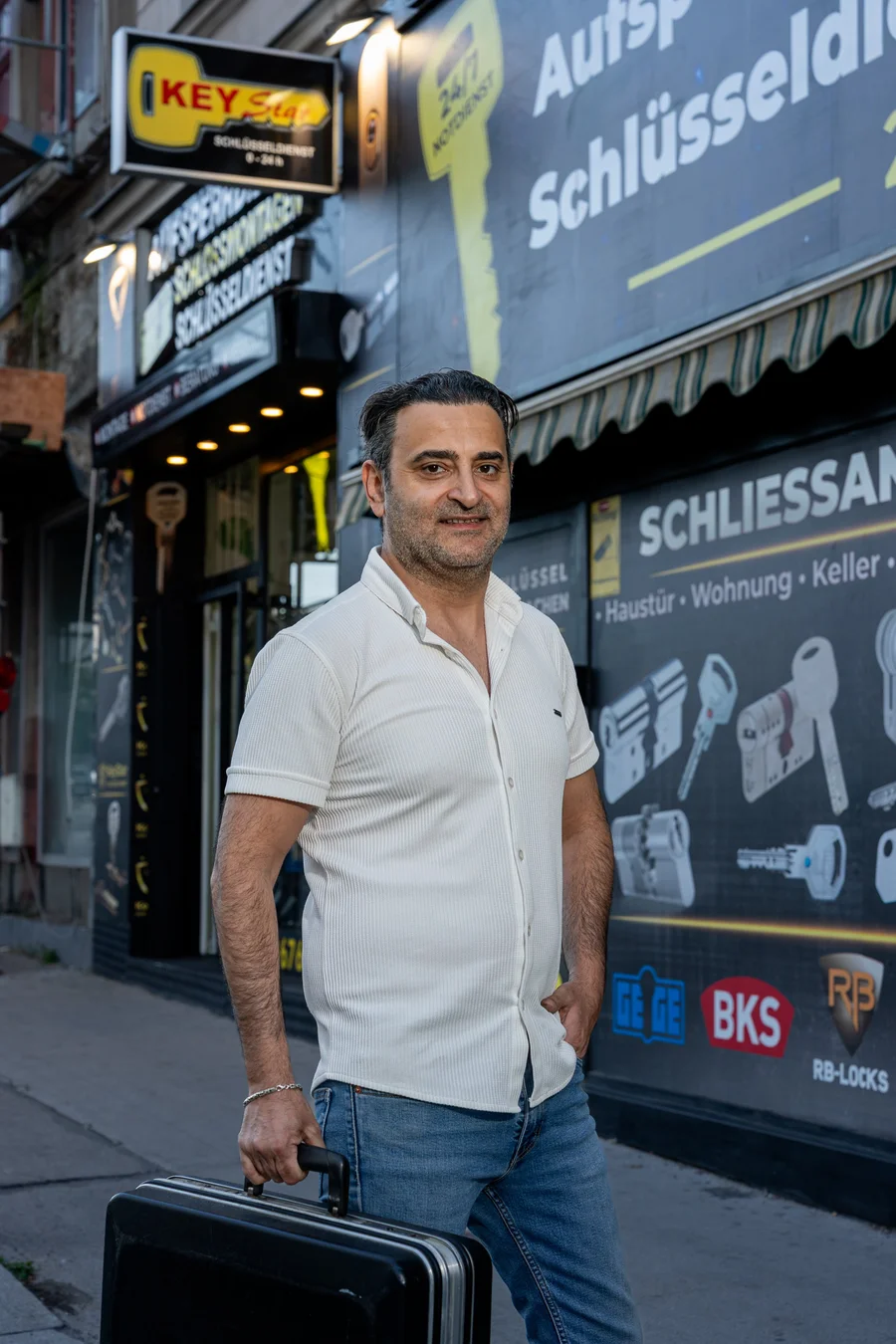 Herr Haimov, Schlüsseldienst Wien 1040 Wieden — Schlosserdienst vor Altbautür im 4. Bezirk