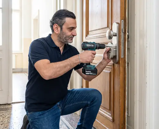 Sicherheitsbeschlag mit Kernziehschutz montiert an Wiener Wohnungstür — Schutz gegen Säure- und Ziehangriffe