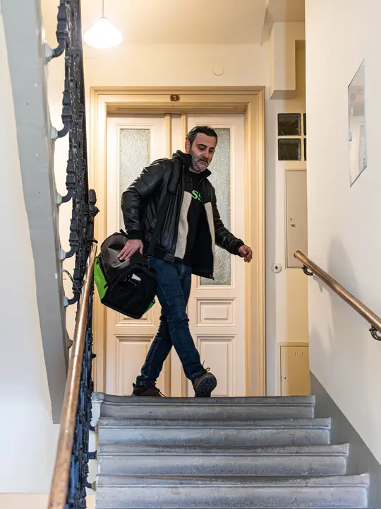 Aufsperrnotdienst Wien — Herr Haimov öffnet eine Altbautür spät abends schadenfrei