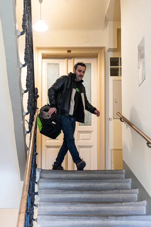 Herr Haimov öffnet eine zugefallene Wohnungstür in Wien schadenfrei — Schlüsseldienst-Sofort Aufsperrnotdienst