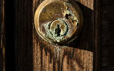 Durch Säure beschädigter Schließzylinder — Warnbeispiel Einbruchsmasche Wien