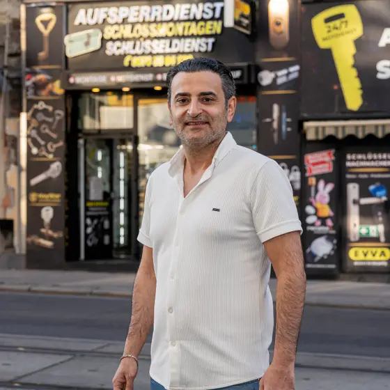 Herr Haimov bei der Installation eines elektronischen Smart-Lock-Zylinders in Wien — Schlüsseldienst-Sofort