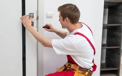 Symbolbild Schlüsseldienst öffnet Wohnungstür — Beitragsbild von donaukurier.at