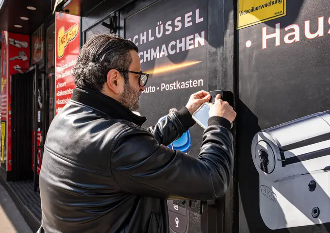 Herr Haimov nach erfolgtem Postkastenschloss-Tausch in Wien – Schlüsseldienst-Sofort Schlüsseldienst
